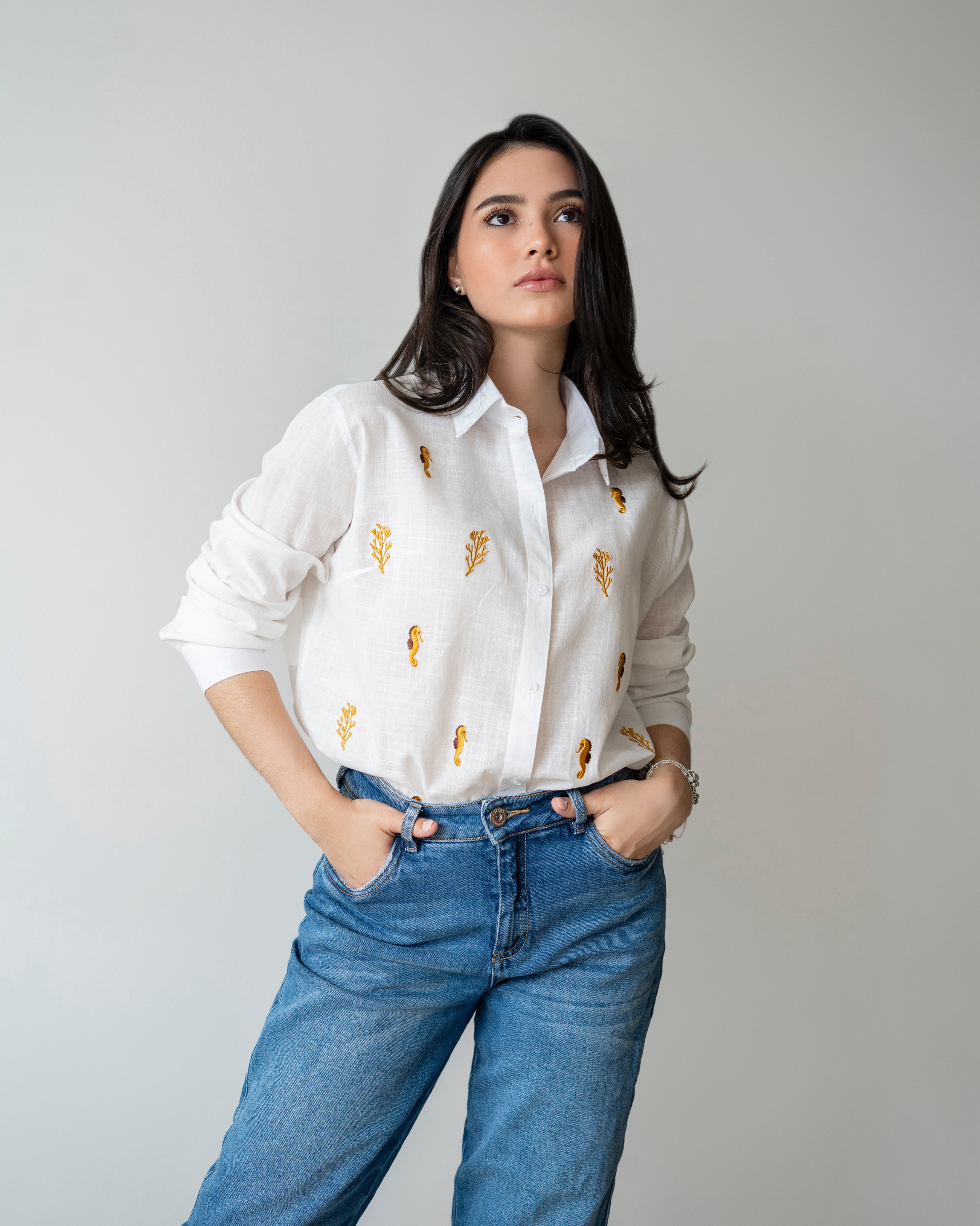 Camisa bordada caballitos y algas