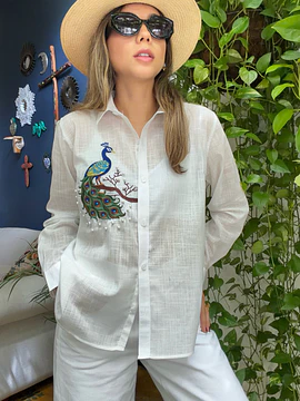 Camisa bordada pavo real 