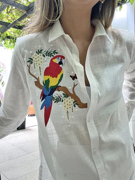 Camisa bordada guacamaya 