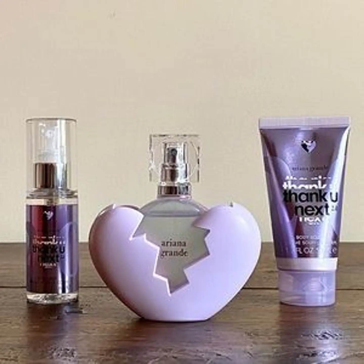 ESTUCHE ARIANA GRANDE THANK U, NEXT 2.0 (3 PIEZAS) 1