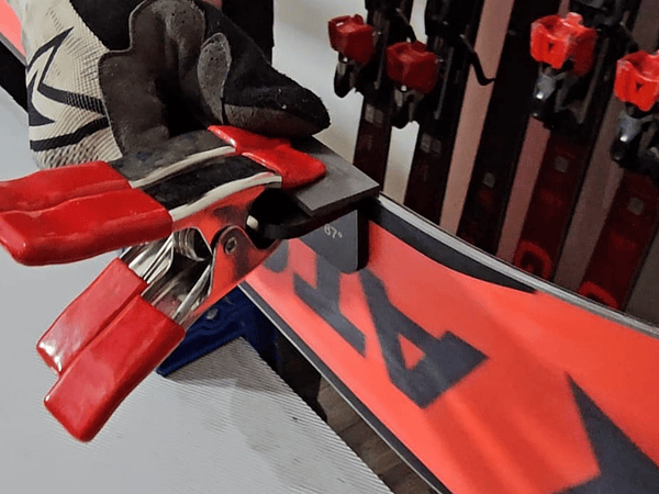 Canto Lateral: Guía para afilar tus esquíes con el ángulo correcto