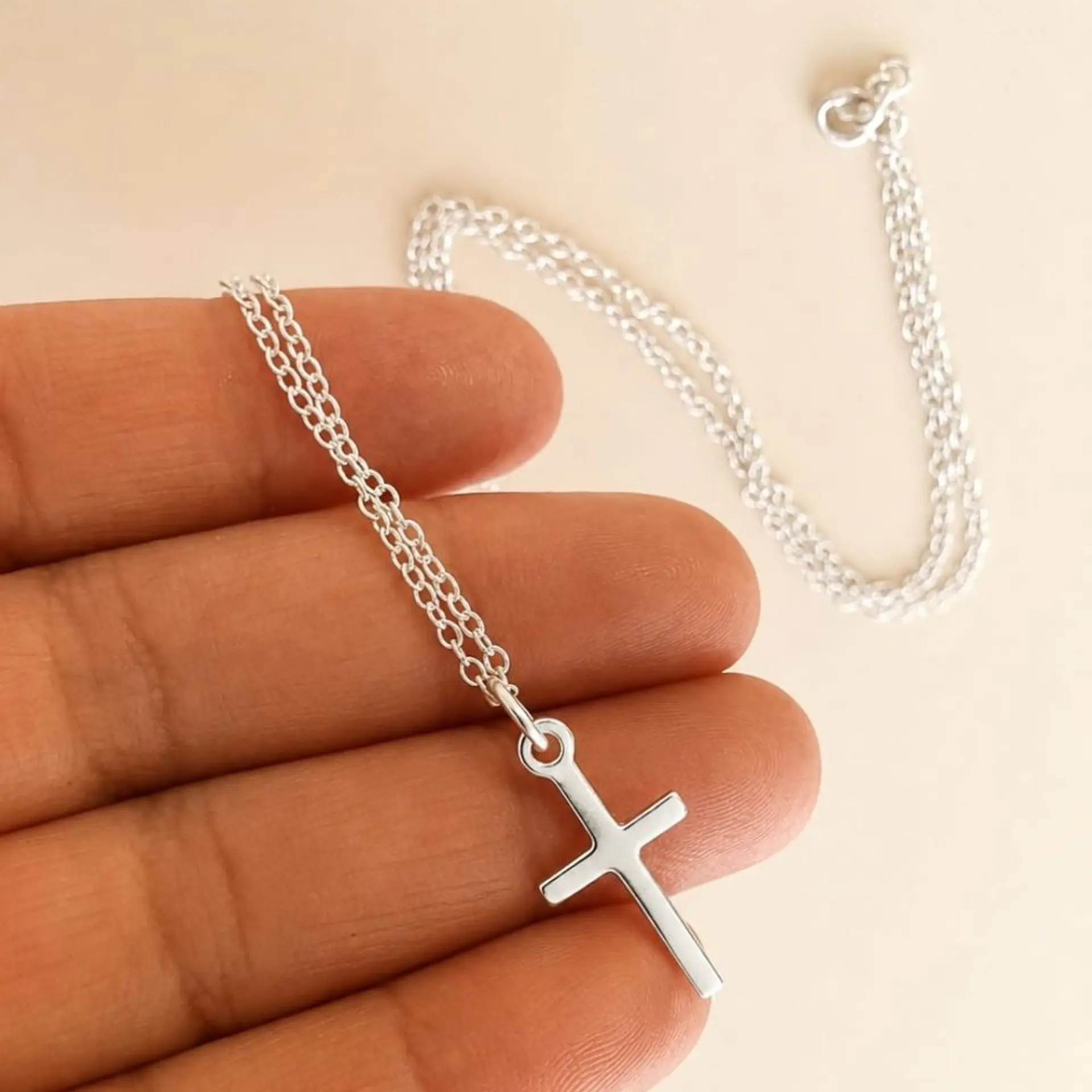 Collar Cruz Plata 925 · Cadena Martillada 2
