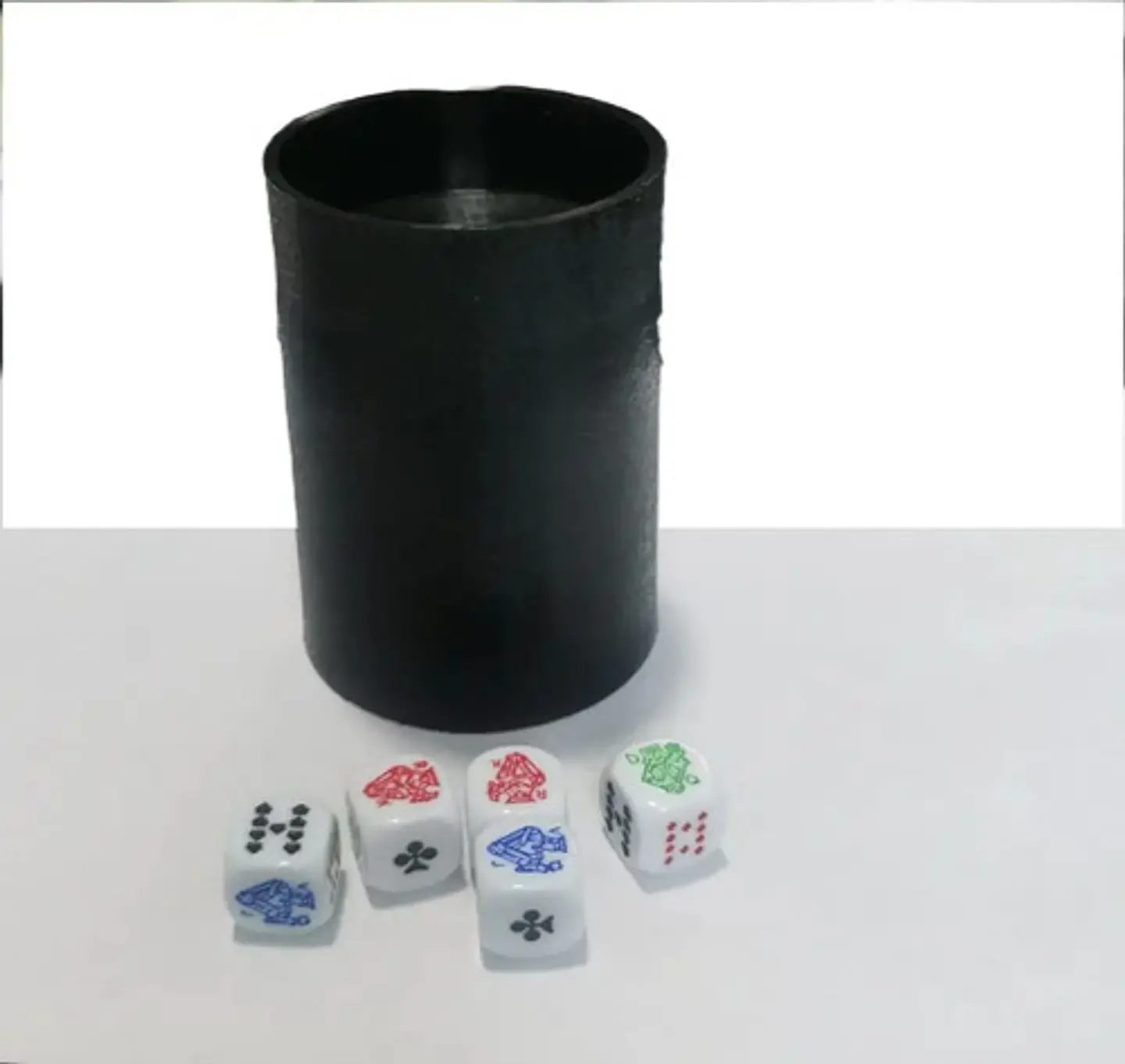 Cacho Yahtzee Juego De Mesa Tatuco Con Paño + 5 Dados 8