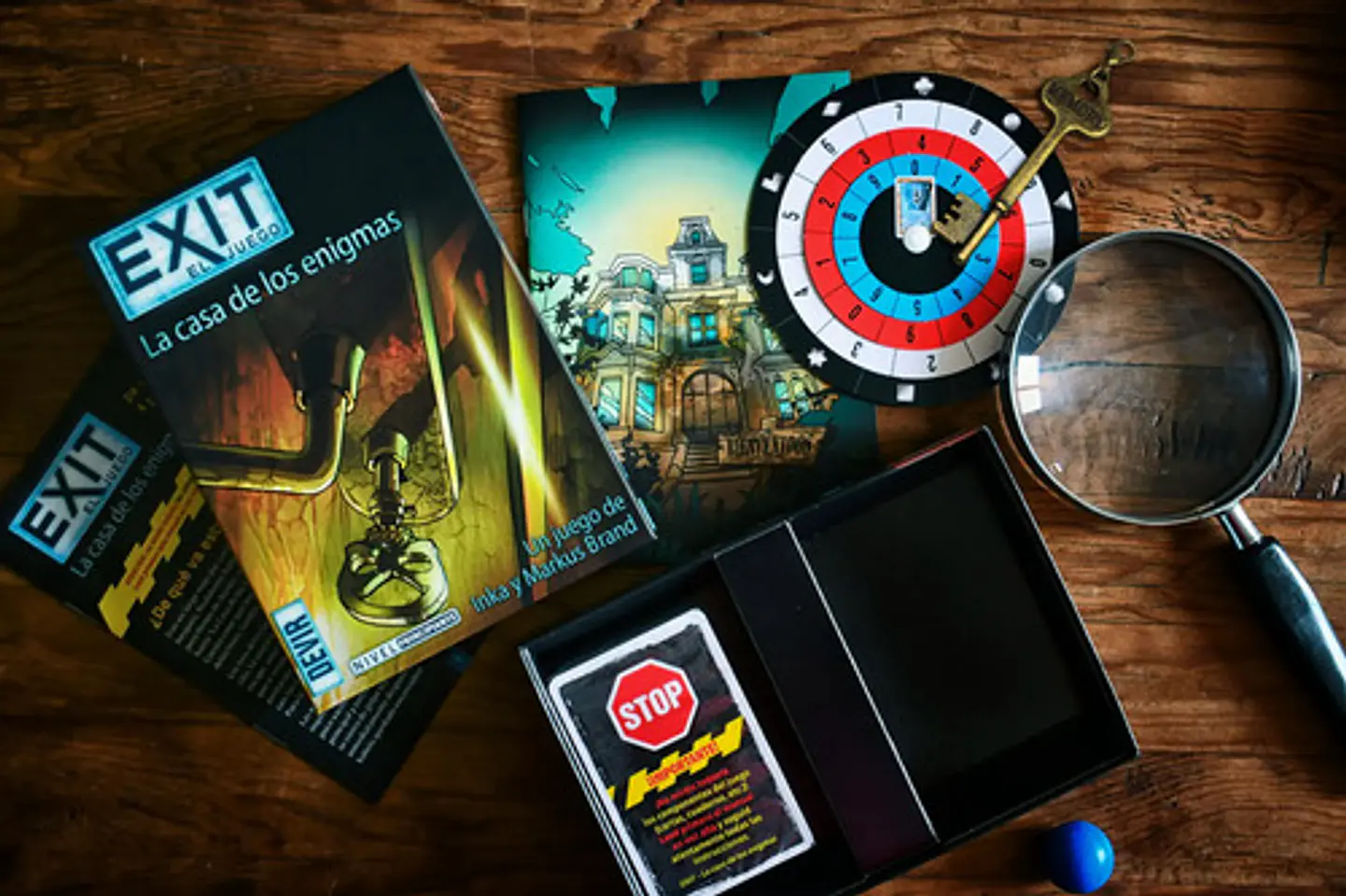 Juego de Mesa Exit: La Casa de los Enigmas de Devir en Español 3