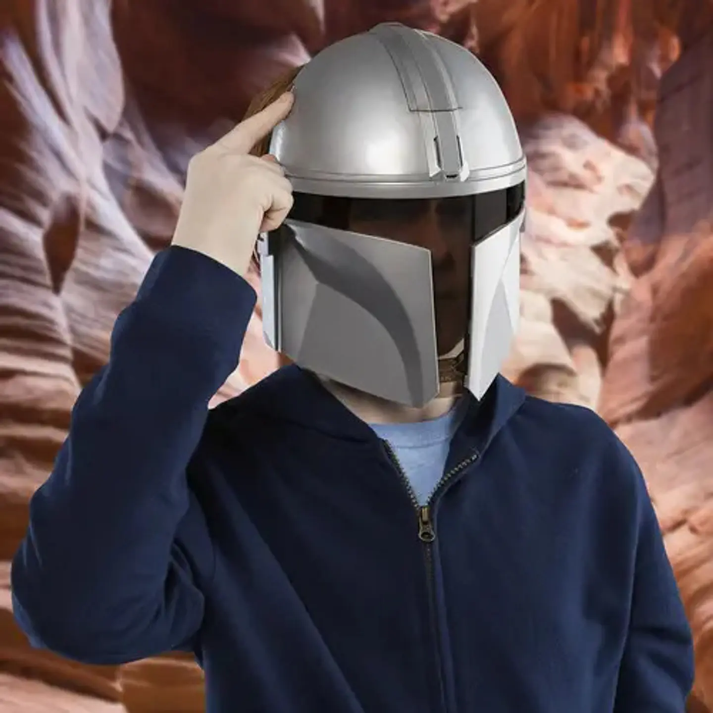 Máscara Electrónica Star Wars The Mandalorian Con Efectos 7