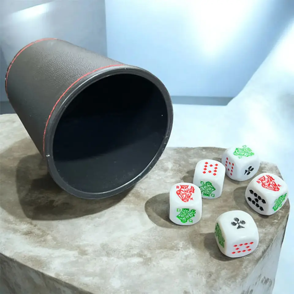 Cacho Yahtzee Juego De Mesa Tatuco En Cuero + 5 Dados 9
