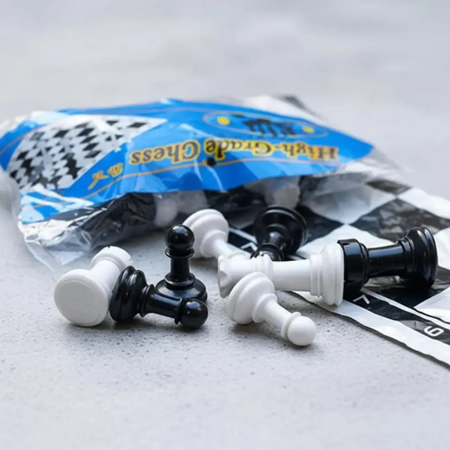 Ajedrez Clásico Portátil Con Fichas Plásticas Y Tablero 4