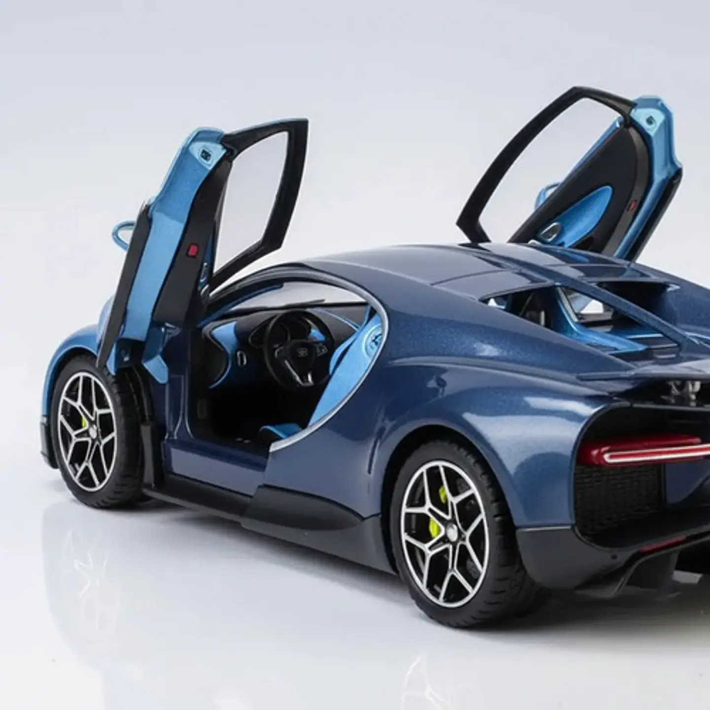 Carro A Escala 1:24 Bugatti Chiron Coleccionable Metalico 4