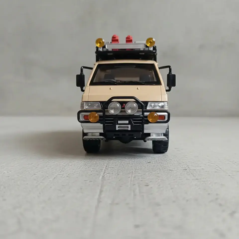 Carro Mitsubishi Delica L300 4x4 Off-road Auto A Escala 1:24 3