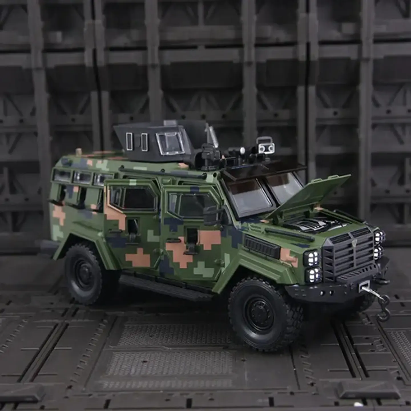 Carro A Escala 1:24 Militar Blindado Sirena Y Luces Metalic 3