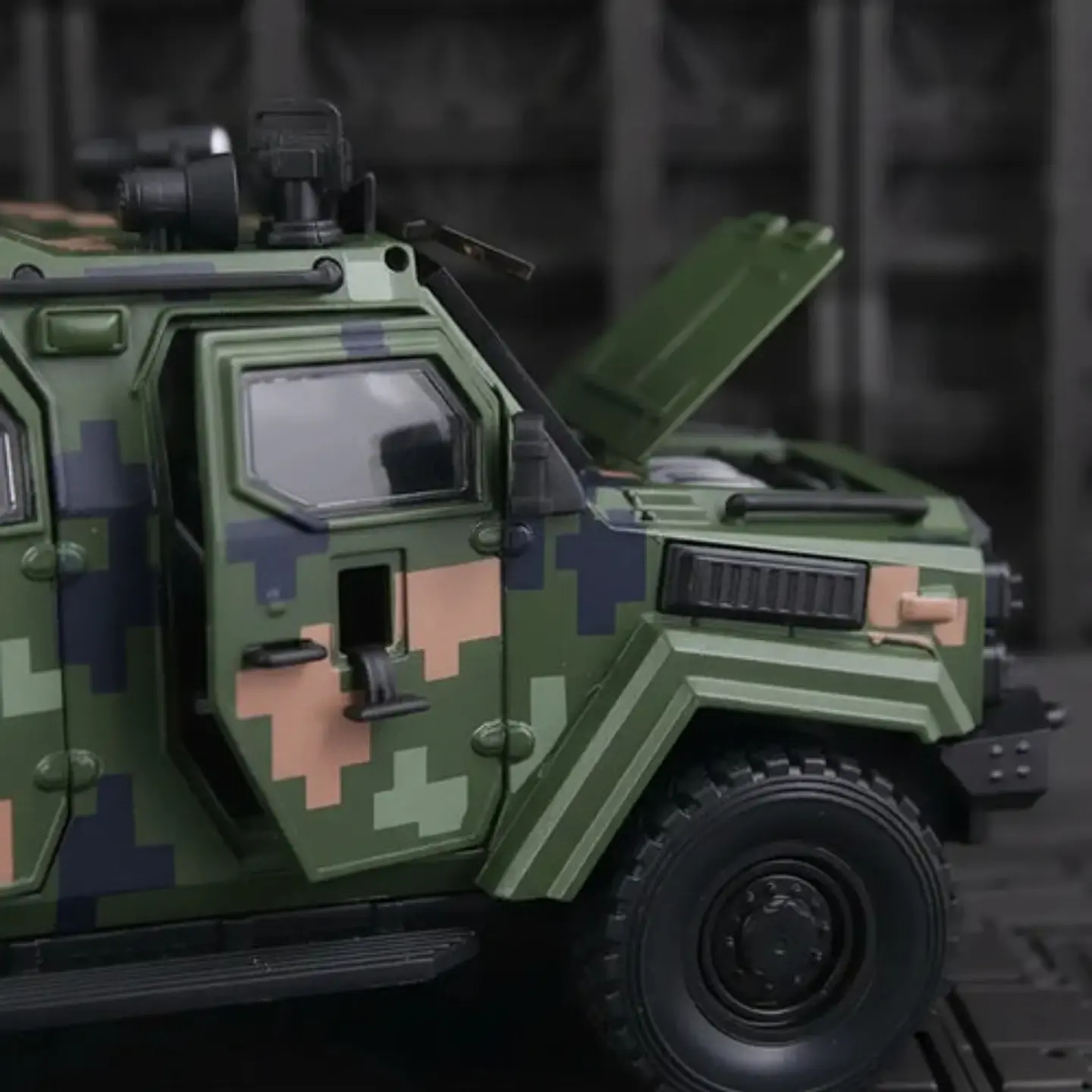 Carro A Escala 1:24 Militar Blindado Sirena Y Luces Metalic 5