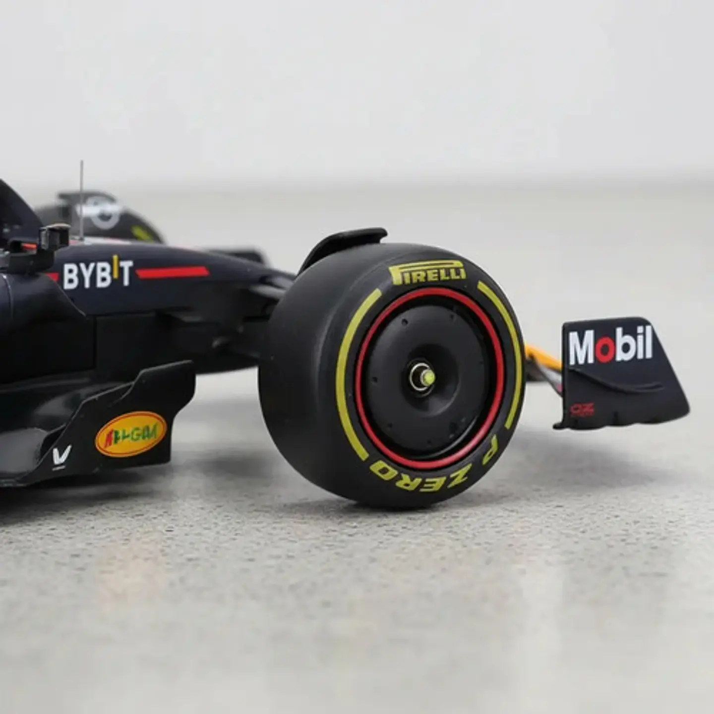 Carro A Escala 1:43 F1 Red Bull Racing Rb19 Colección 12cm 5