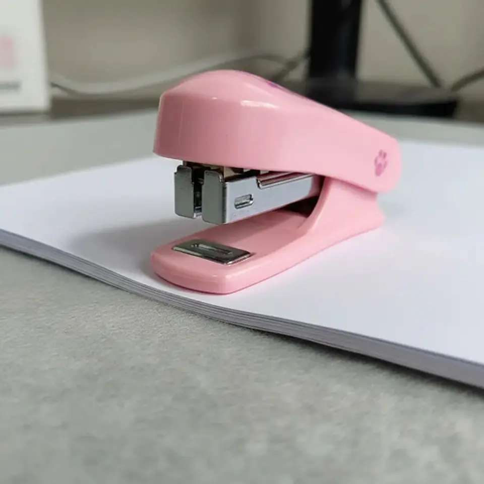 Mini Grapadora Para Oficina Colegio Con Ganchos Diseños Kiut 2