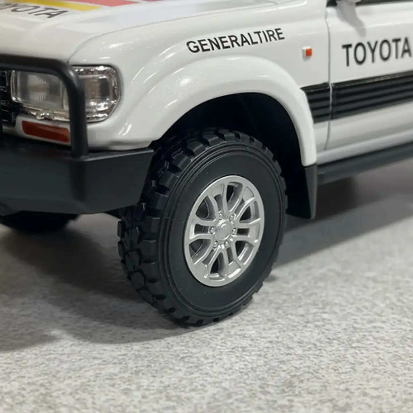 Toyota Lc80, Camioneta De Colección Escala 1:24, Con Luces. 5