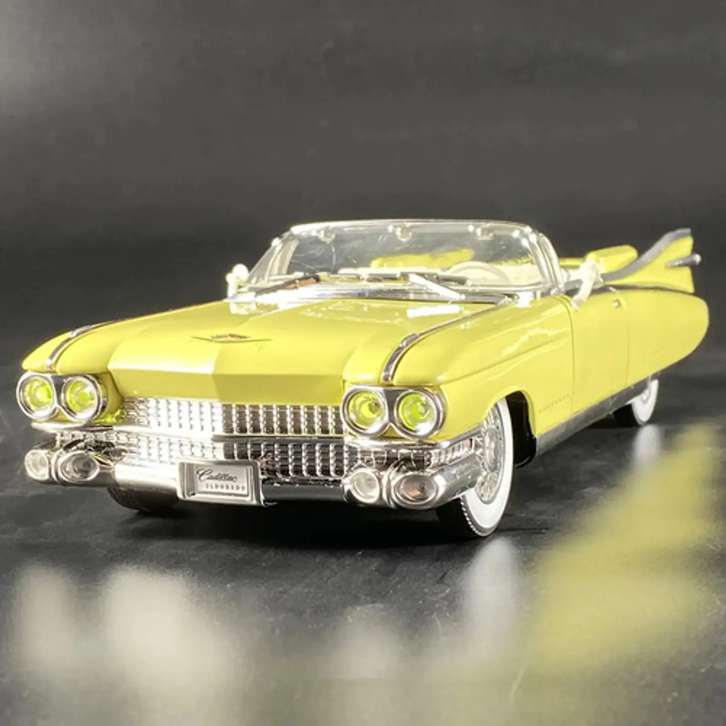 Carro A Escala 1:18 Cadillac Eldorado 1959 Convertible Humo 3