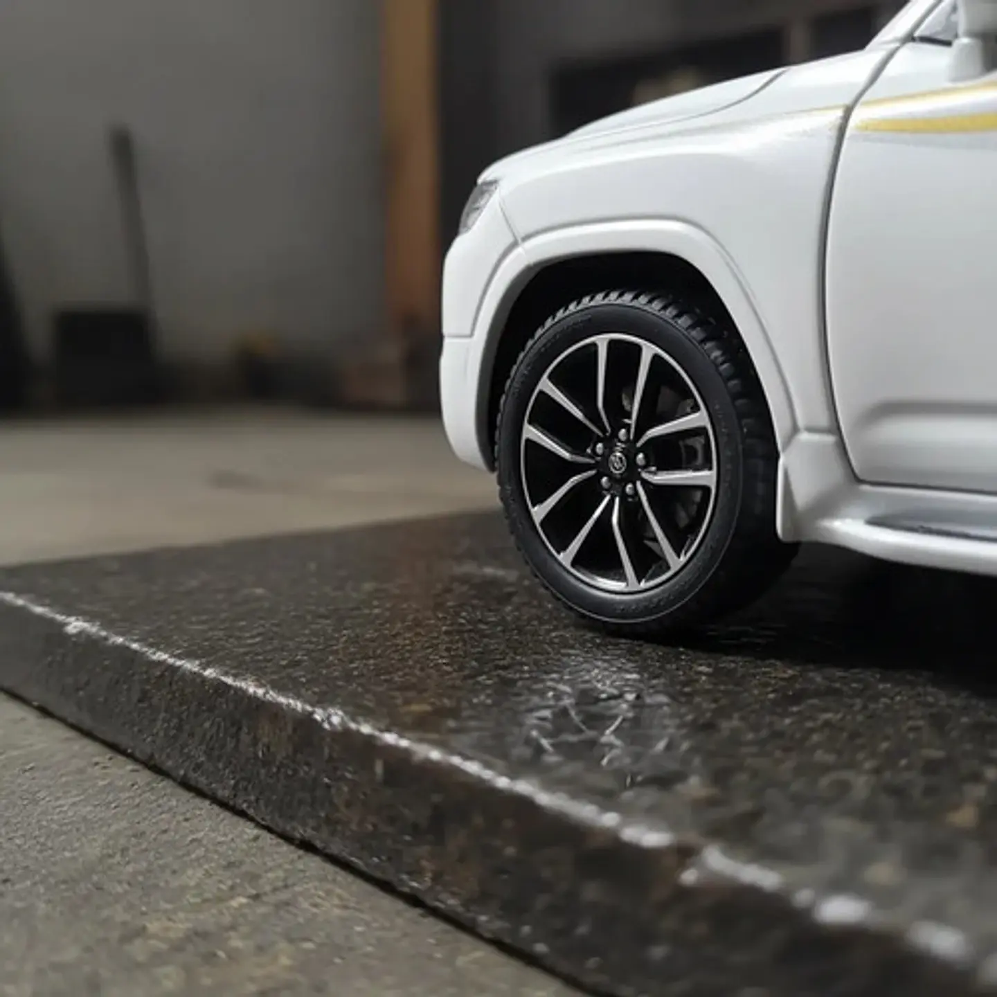Carro A Escala Toyota Land Cruiser Lc300 1:24 Colección 4