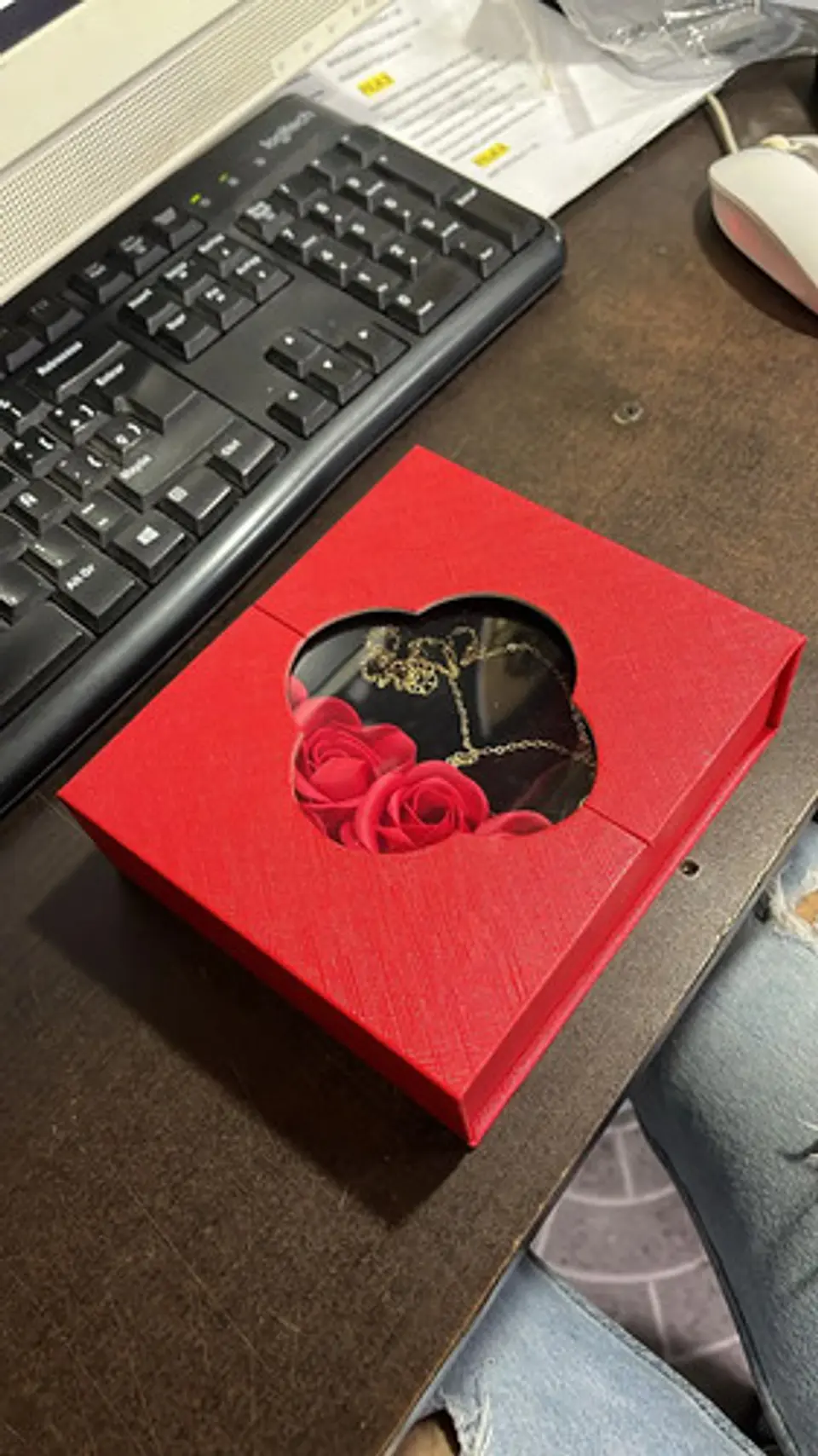 Caja De Regalo Con Rosas Artificiales + Collar Y Ventana 1