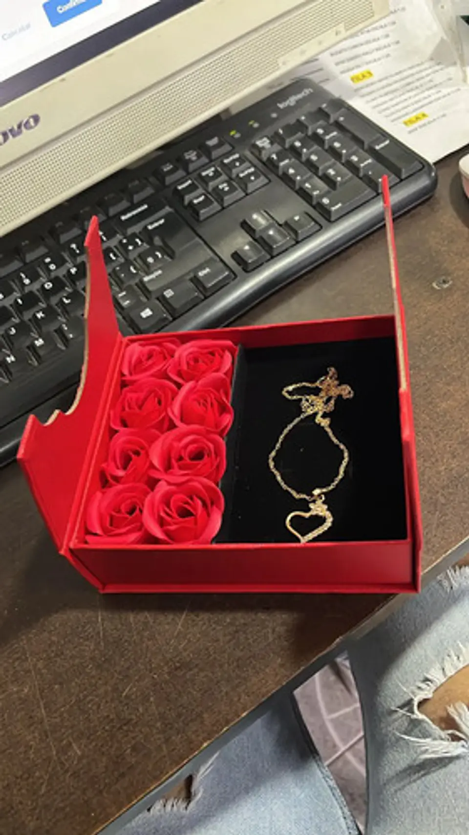 Caja De Regalo Con Rosas Artificiales + Collar Y Ventana 2
