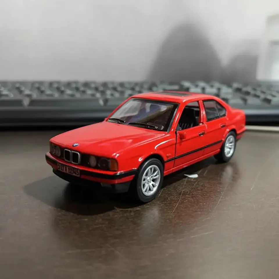 Carro A Escala 1:36 Bmw Serie 5 E34 De Colección 2