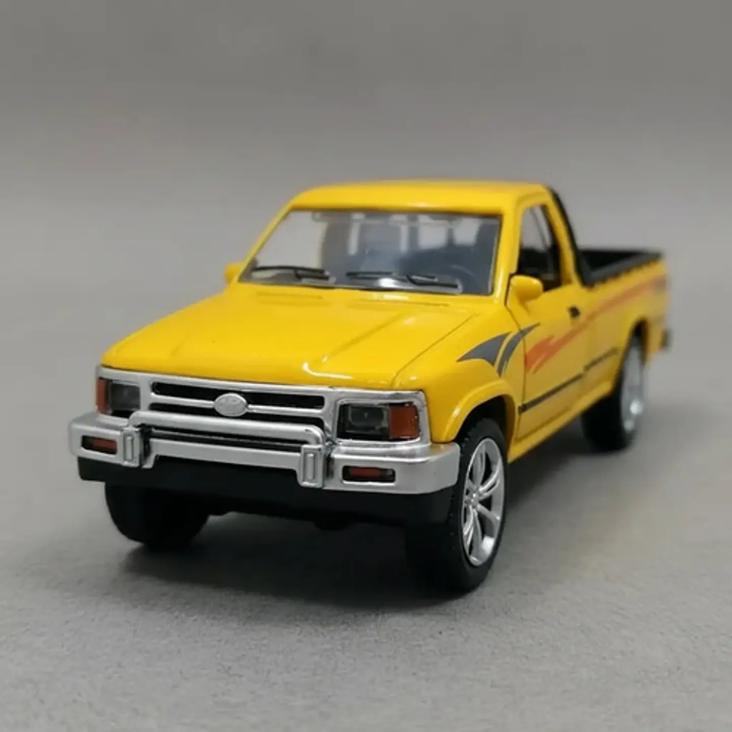 Camioneta Toyota Hilux A Escala 1:36 De Colección Metálica 3