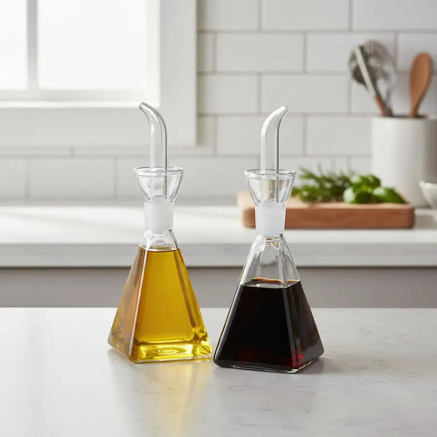 Aceitera Vinagrera De Vidrio Diseño Piramidal Con Pico Verte 4