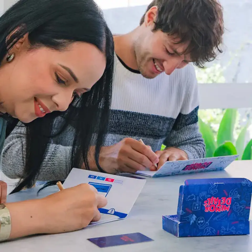 Juego De Mesa Hasbro Games Minor Details 5
