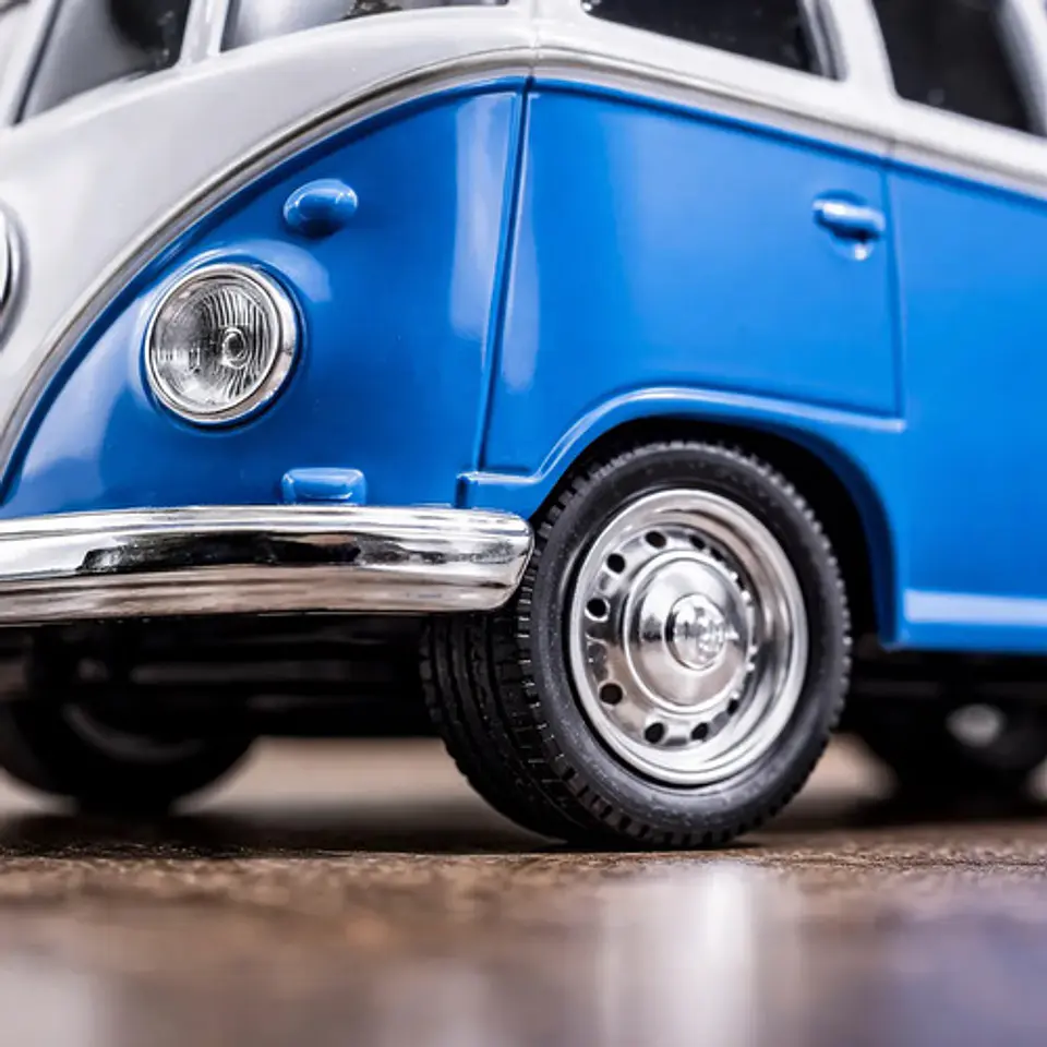 Carro A Escala 1:32 Volkswagen Kombi Clásica De Colección Azul Acero 4