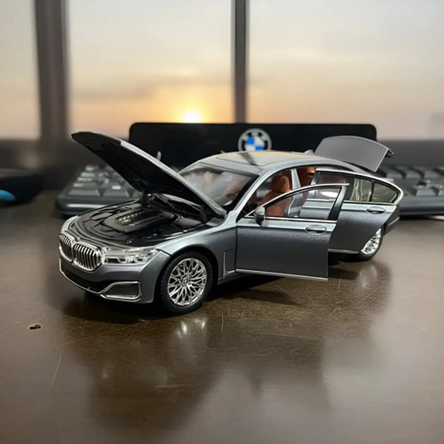 Carro De Colección Bmw Serie 7 A Escala 1:24 Metálico 2