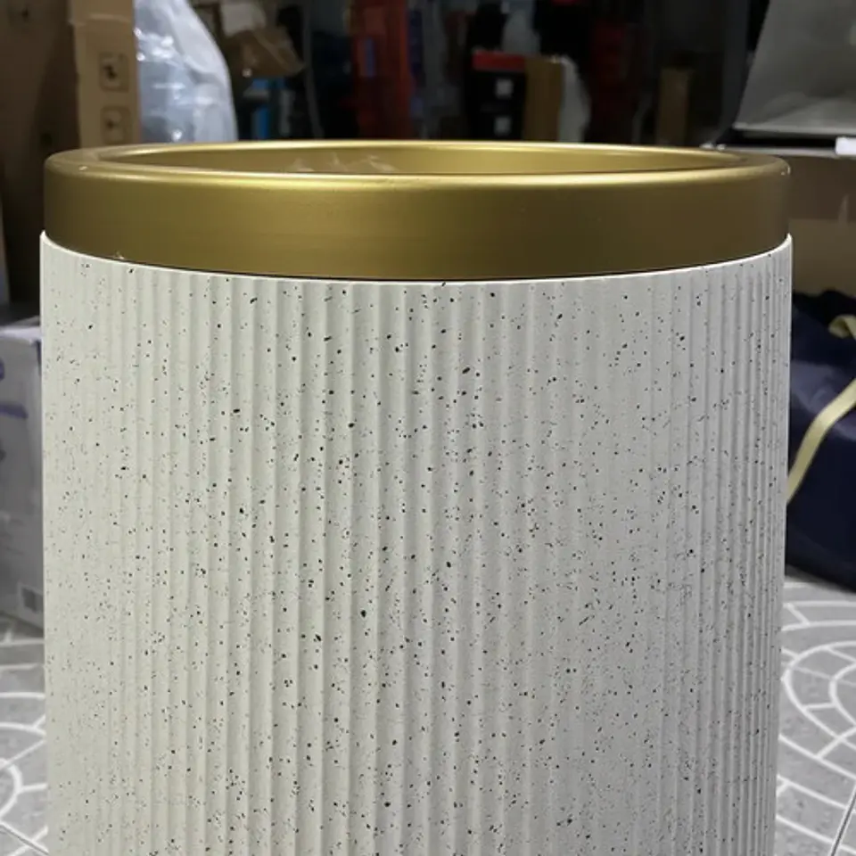 Maceta Cilíndrica Plastica Con Detalles Dorados Moderna 3