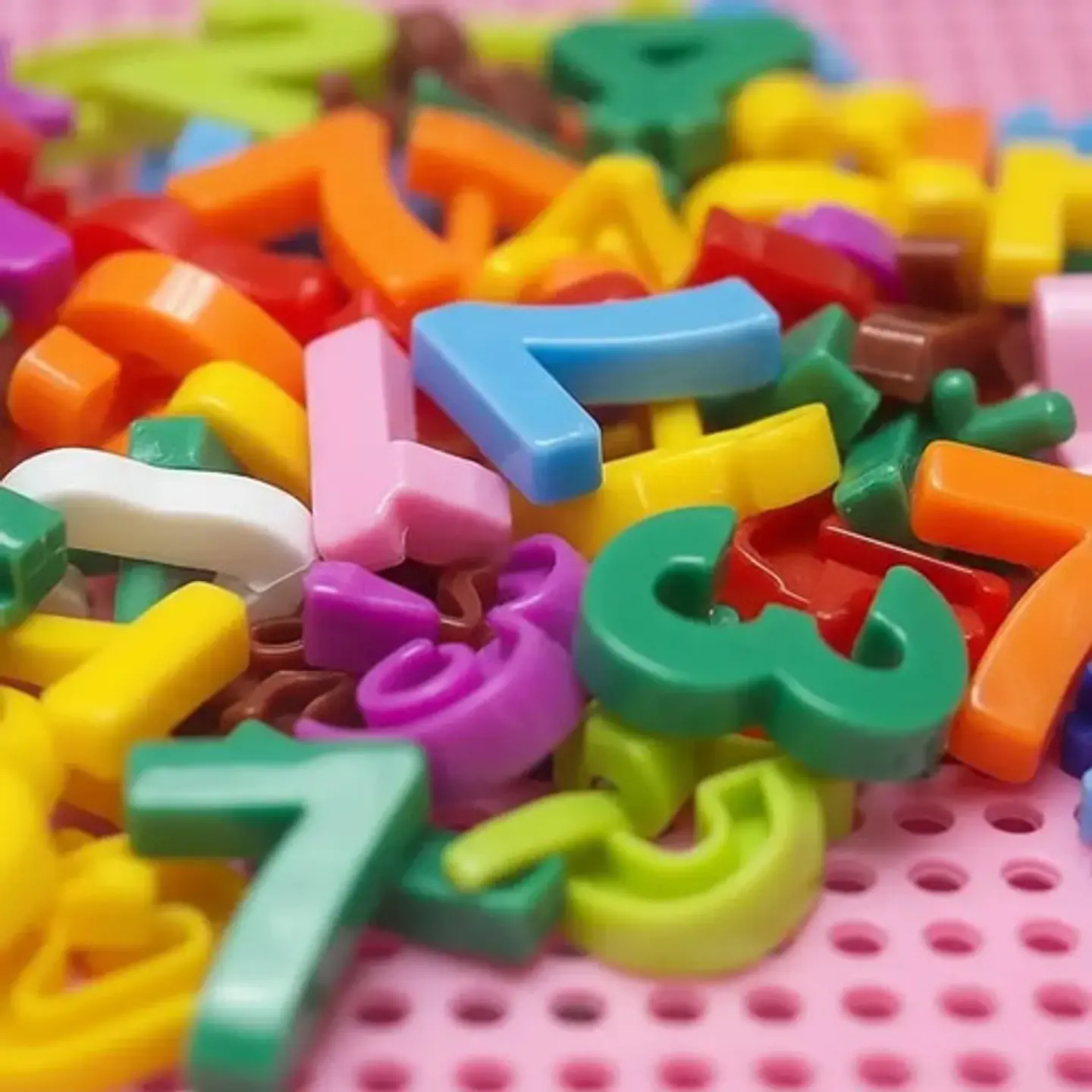 Tablero Didáctico Con Letras Y Numeros Armatodo Puntudo Multicolor/letras 1