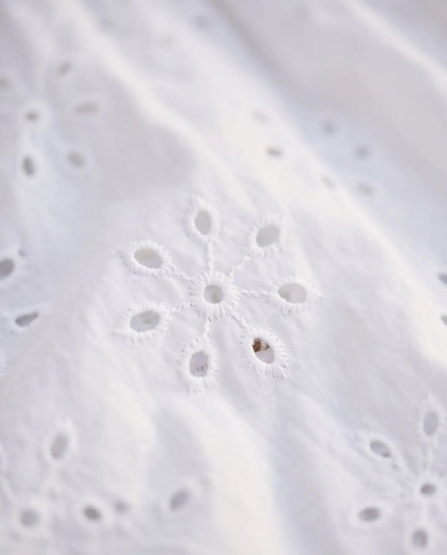 Vestido Curto Bordado Inglês com Cintura 