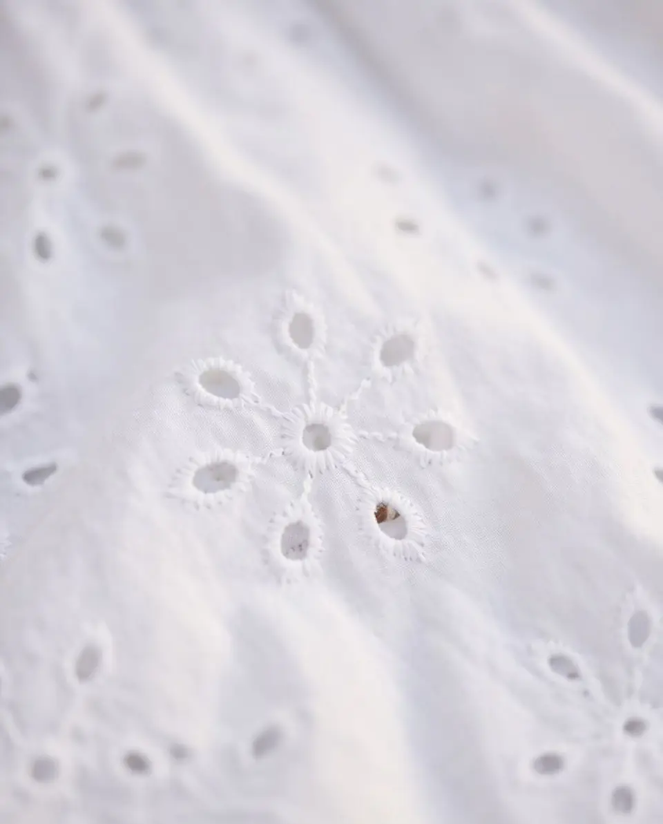 Vestido Curto Bordado Inglês com Cintura 