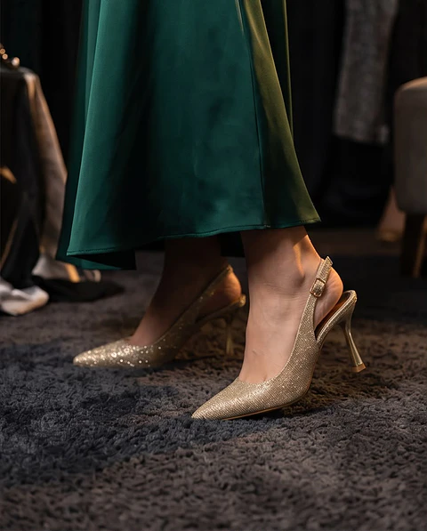 Sapatos Stiletto "Gala" - Dourados com Brilho e Salto de 8 cm