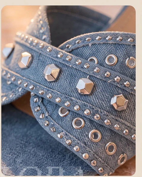 Chanclas "Azzurro" - Azules con tachuelas y tacón