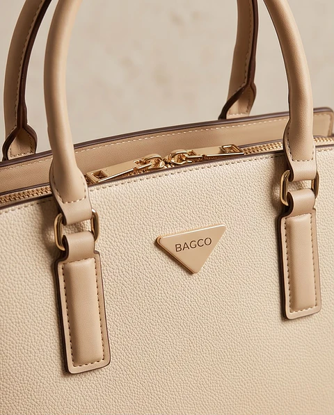 Mala "Sable Doux" BAGCO - Pele Areia com Placa Dourada