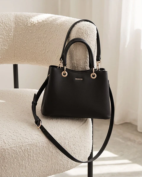 Mala "Noir Classique" BAGCO - Preta com Argolas Douradas