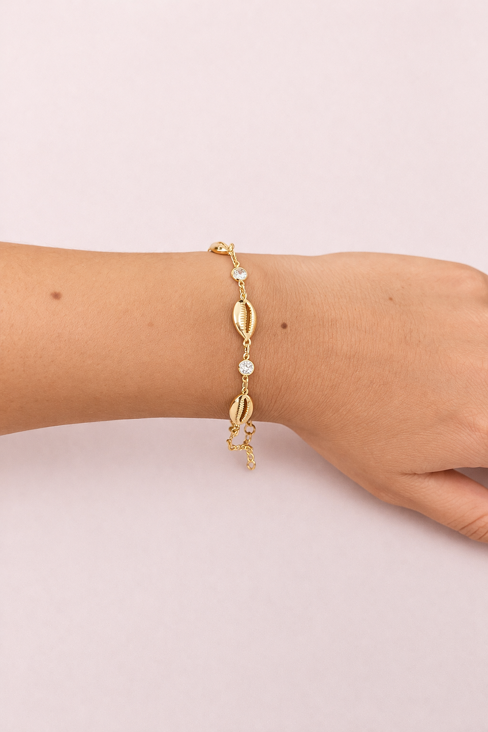 Pulseira Concha Com Ponto de Luz Dourada 1