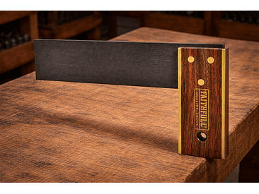 Esquadro de carpinteiro em madeira nobre 1