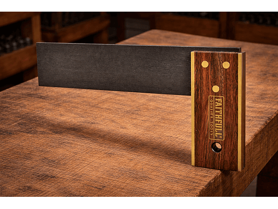 Esquadro de carpinteiro em madeira nobre 1