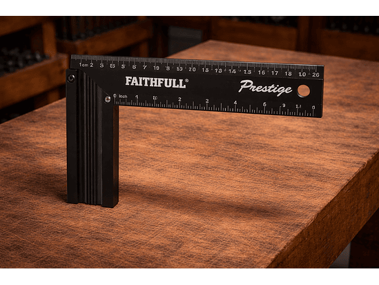 Esquadro em metal aluminio prestige 1