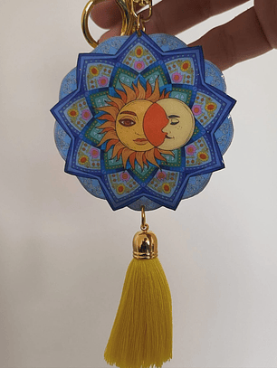 ☀️🌙 Llavero “Sol y Luna” – Diseño místico con borla amarilla