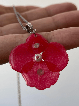 Collar con Flor de Hortensia Roja Preservada