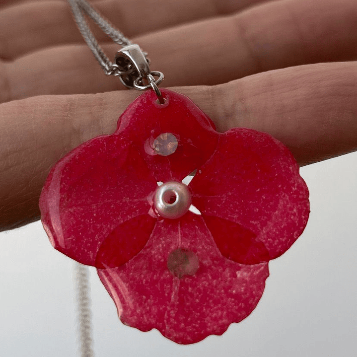 Collar con Flor de Hortensia Roja Preservada 1