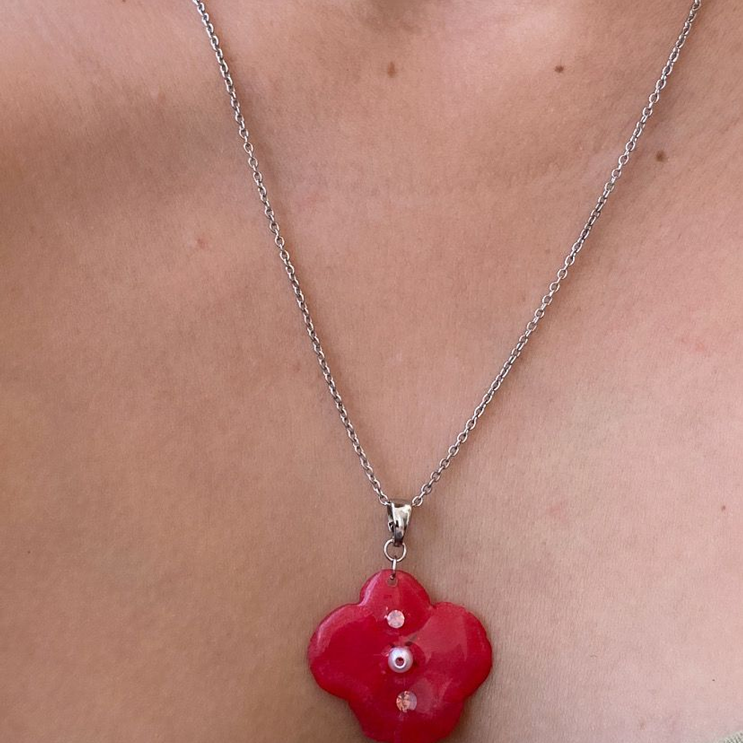 Collar con Flor de Hortensia Roja Preservada 2