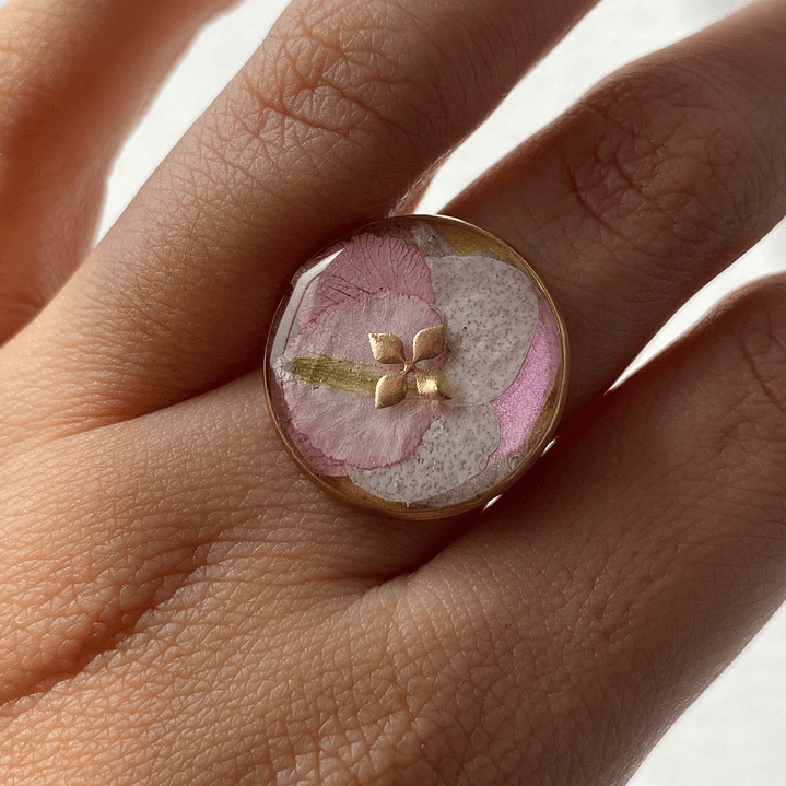 🌸 Anillo ajustable con flor de hortensia en resina 1