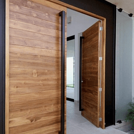 PUERTA EN TECA