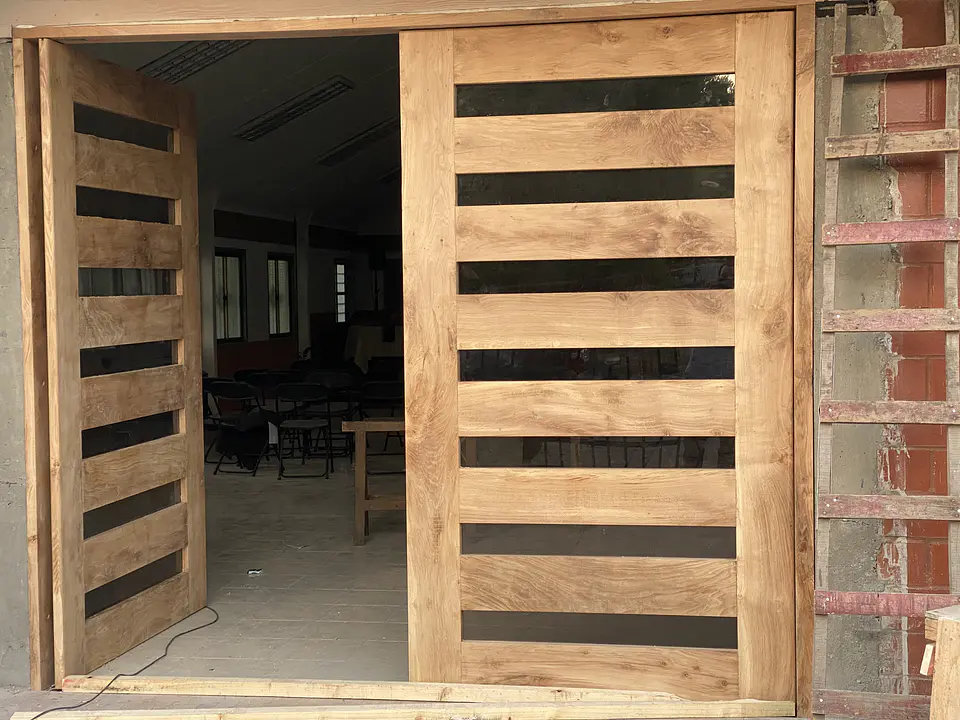 Puerta con Vidrio Oscuro Encino 2