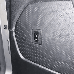 Moldura do Interruptor do Vidro Traseiro – Mercedes 190 W201