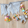 Set de Regalo Infantil Sonajeros Madera + Banderines Tela Tonos Grises