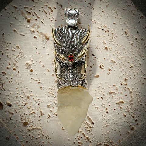 Colgante Dragón Libyan Desert Glass en bruto 